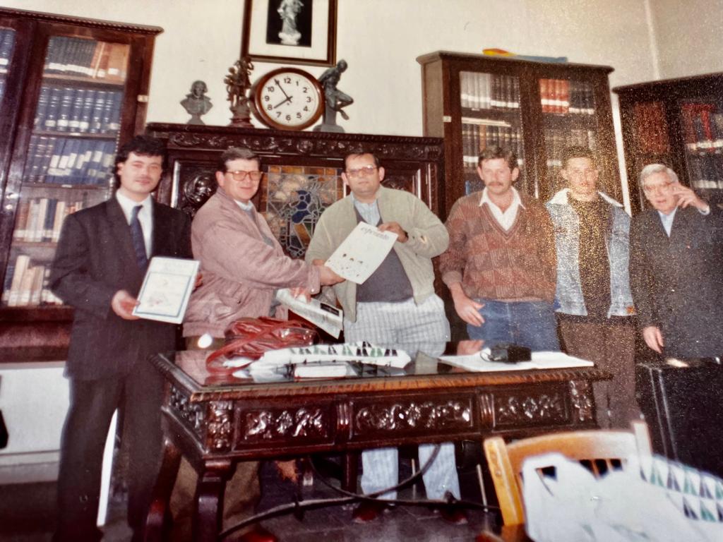 Evento en la Poŝta Salono de Valencio: de maldekstre dekstren, Juan Fontecha, Enrique Navarro (de la poŝtoficejo), José Añó, poŝtoficisto, Bermell kaj José Fernando Soler Sempere