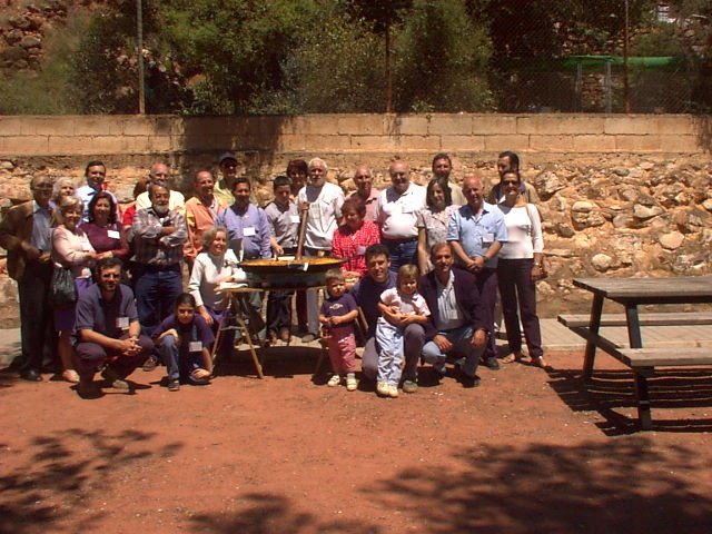 Paella de un encuentro esperantista valenciano: unas treinta y cinco personas posan tras la paella, todas con la escarapela del congreso colgada del cuello. La fotografía estaba en el ordenador de la Fundación antes del 16 de noviembre de 2000.